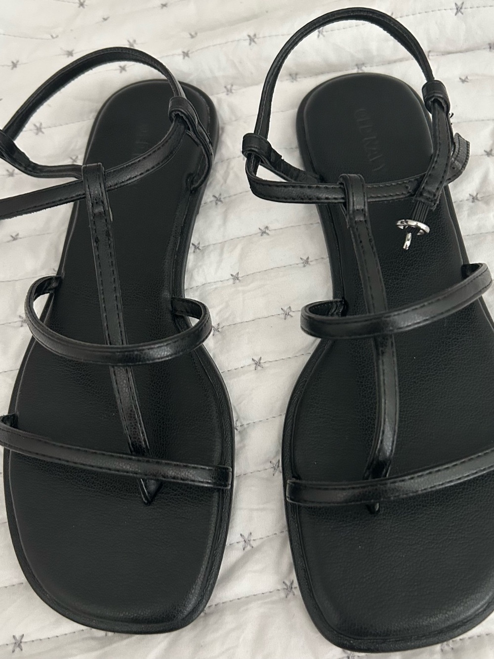 Old Navy Black Strappy TβBar Flat Sandals